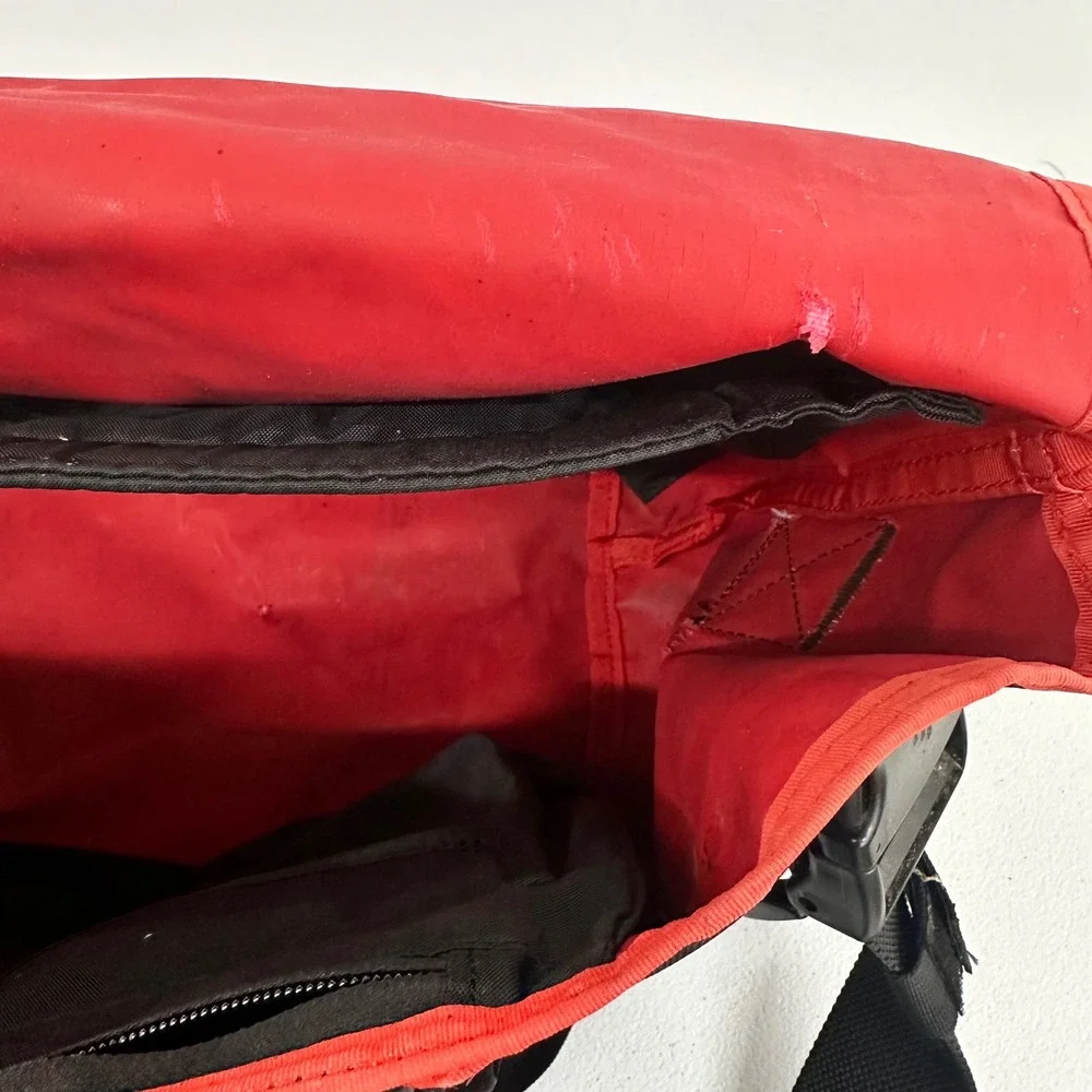 Timbuk2 Classic Messenger Bag Medium Black/Red Canvas Single Strap Herringbone‎